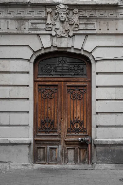 Porta Madeira Desgastada Edifício Antigo Com Uma Escultura Topo — Fotografia de Stock