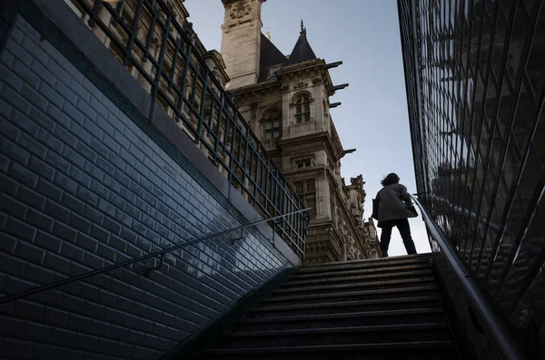 Femme Montant Les Escaliers Menant Vieil Immeuble Pendant Une Matinée — Photo