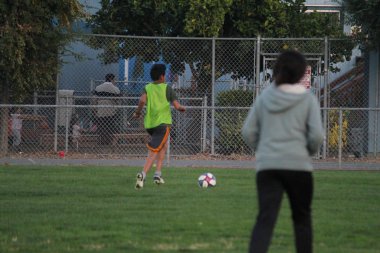 O 'yu çalıştır. Hücum alanını açın. futbol vuruşu