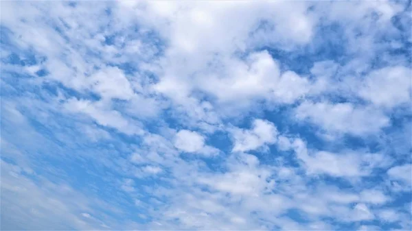Прекрасне Блакитне Небо Хмарою — стокове фото