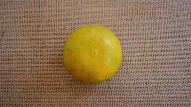 Çuval bezi arka planında turuncu