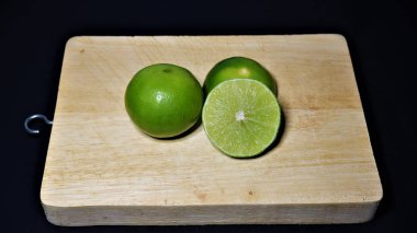 Tahta tabakta limon dilimleri