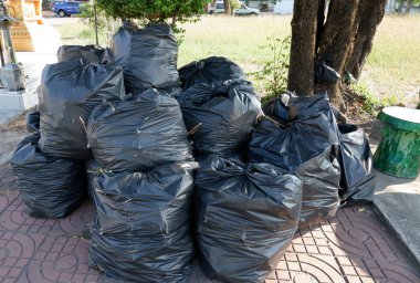 Sokakta siyah çöp torbası