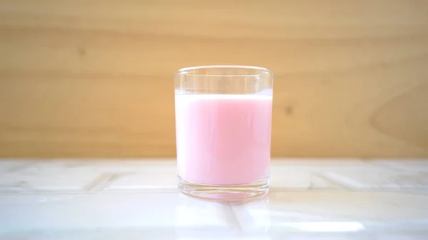 Розовое Молоко Деревянном Фоне — стоковое фото