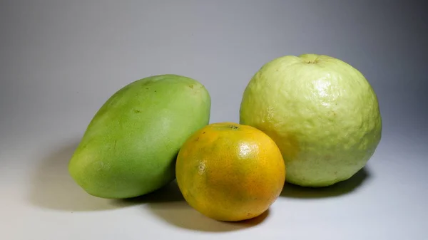 Κοντινό Πλάνο Πορτοκαλί Και Πράσινο Μάνγκο Και Γκουάβα — Φωτογραφία Αρχείου