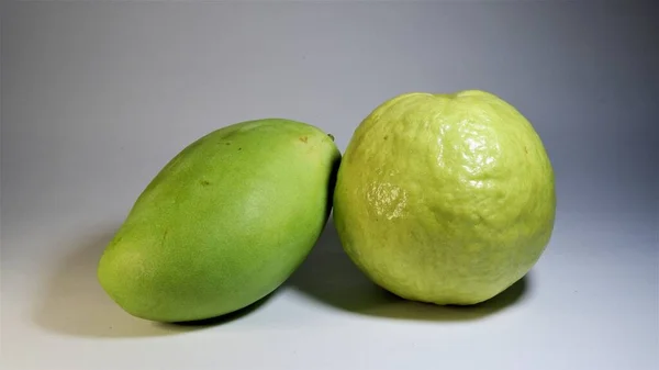 Κοντινό Πράσινο Μάνγκο Και Γκουάβα — Φωτογραφία Αρχείου