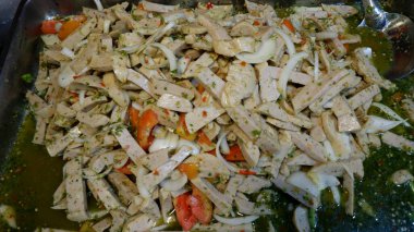 Domatesli baharatlı domuz sosisi.