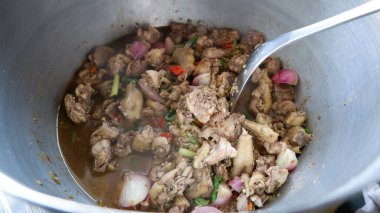 Kavanozda baharatlı tavuk köri pişiriyorum.