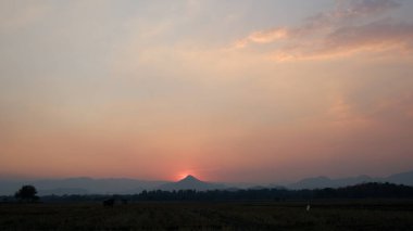 arkaplan dağ ve gökyüzü ile gün batımı