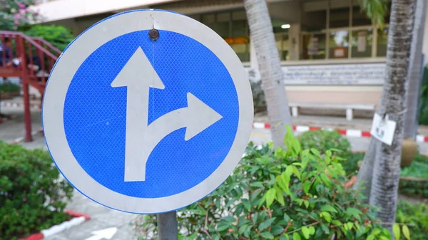 Verkeersbord Voor Rechtdoor Sla Rechtsaf — Stockfoto