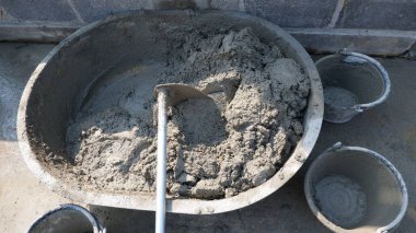 Kovada çimento karıştırıyorum.