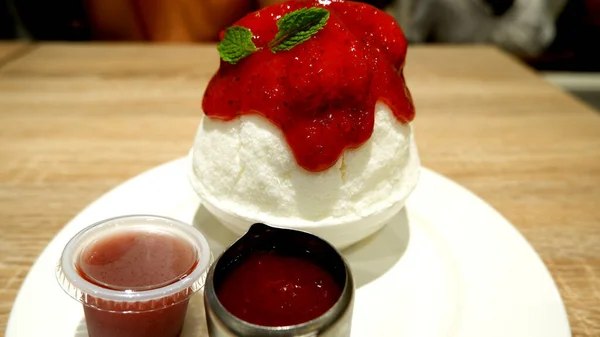 Çilekli cheesecake bingsu ve çilek sosu
