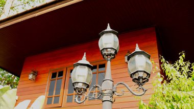 Ahşap evde eski tarz fener.