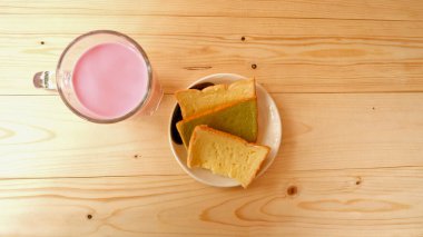 Bir bardak tereyağlı pembe süt.