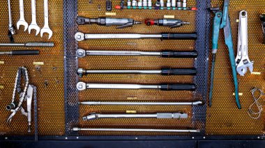 Araba tamiri ve bakımı için çeşitli araçlar 