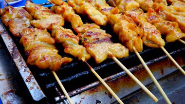 Yakın plan ızgara domuz eti ve soba.