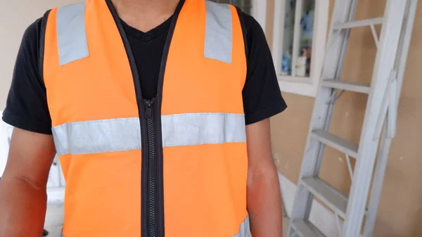 Hombre Lleva Chaqueta Del Chaleco — Foto de Stock