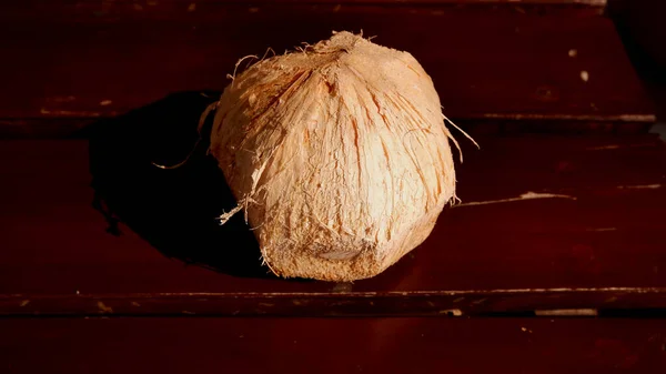 Cocos Pelados Mesa Madera —  Fotos de Stock