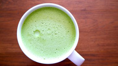 Tahta masada bir fincan Latte Green çayı.