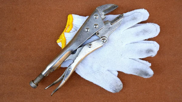 Wrench Witte Handschoen Houten Plaat — Stockfoto