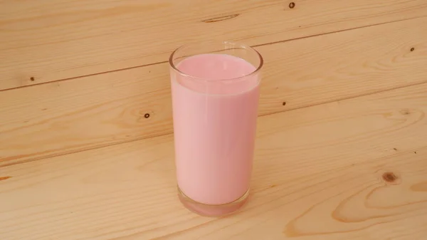 Розовое Молоко Деревянном Столе — стоковое фото