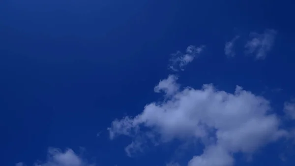 Mooie Blauwe Lucht Met Zachte Bewolking — Stockfoto