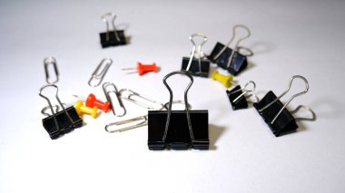 Beyaz kağıda yapıştır ve iğnele