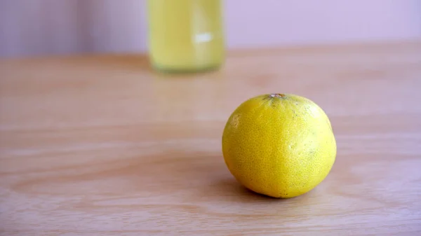 Χυμός Λεμονιού Στο Τραπέζι — Φωτογραφία Αρχείου