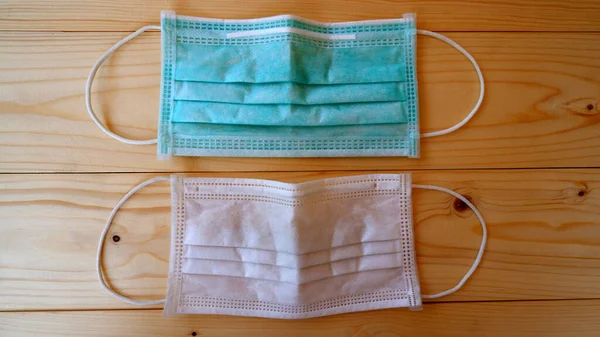 Tahta masadaki cerrahi maske (virüs koruması için)