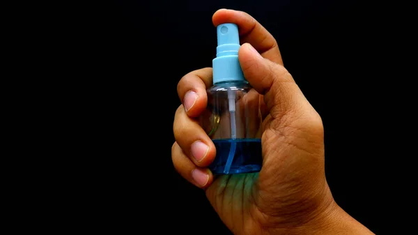 用于病毒预防的手部清洁剂 黑墙背景上的蓝色酒精 — 图库照片