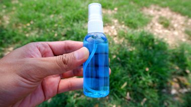 Elinizde bir şişe alkol spreyi var. 