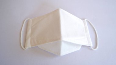 Beyaz arkaplanda beyaz renkli kumaş maskesi