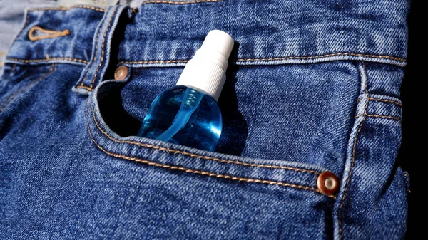 Kot pantolonun cebinde bir şişe alkol spreyi. Virüs koruma aracı.