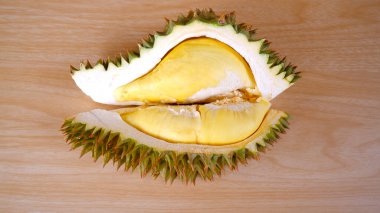 Ahşap masada taze Durian. Tayland Kralı meyvesi. 