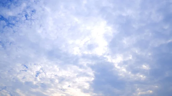 青空を背景にした美しい雲 自然雲青空と亜輝き — ストック写真