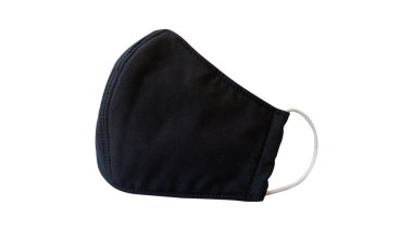 Beyaz arkaplanda siyah renkli kumaş maske var. Virüs salgınına karşı koruma.