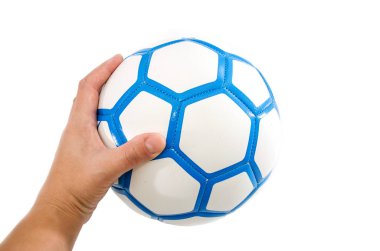 Eldeki futbol topu beyaz arkaplanda izole edildi