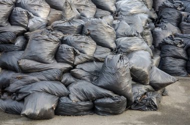 Çöp torbaları, arka plan. Bir sürü çöp torbası birikti.