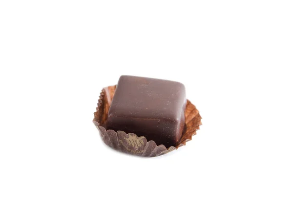 Sabroso Caramelo Chocolate Una Envoltura Caramelo Sobre Fondo Blanco — Foto de Stock