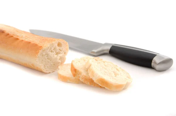 Baguette Und Messer Auf Weißem Hintergrund — Stockfoto