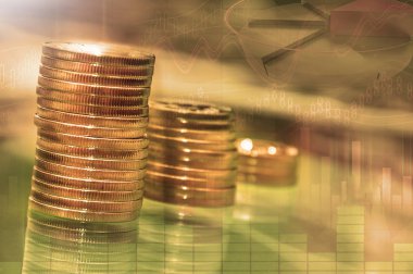 Bir yığın para büyüme madeni parası. Finansal ve iş konsepti için iki kat grafik ve sıra para. Görüntü renkli. Para büyütme paraları. Mali ve iş konsepti için grafiğe çifte pozlama ve satır satır para.