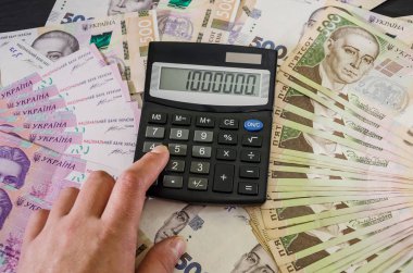 Ukrayna 'nın arka planındaki hesap makinesindeki parmak izlerini ver. Hesap makinesinde milyonlar var..