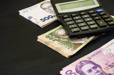 Ukrayna hrivnisi ve hesap makinesi. İş konsepti. Çok para. Para arkaplanı.