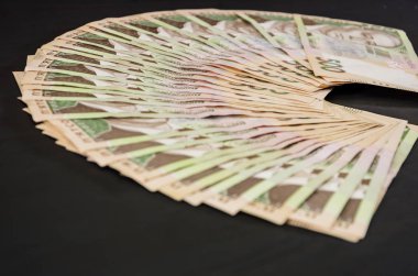 Bir sürü Ukrayna Hryvnia 'sı, siyah arka planda 500 Hryvnia' nın yüzey değeri. Çok güzel para yatırdın..