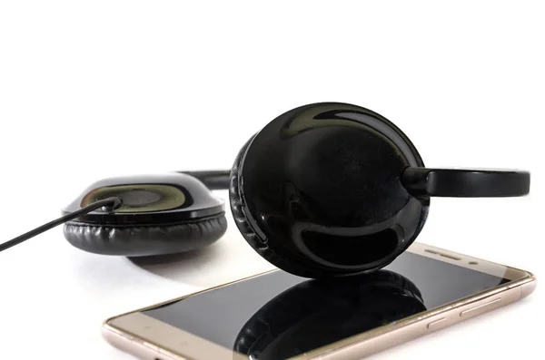 Svarta Hörlurar Och Smartphone Vit Bakgrund Närbild — Stockfoto
