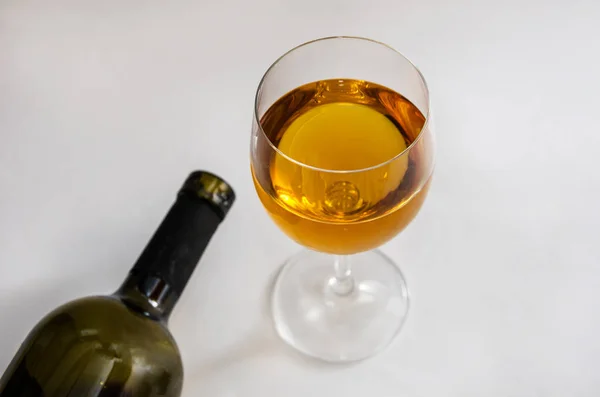 Een Glas Wijn Een Deel Van Fles Close — Stockfoto