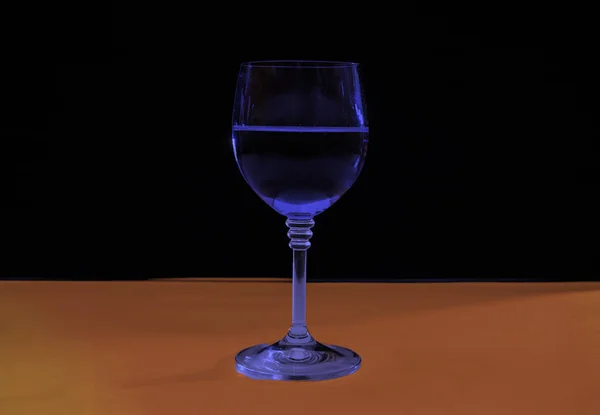 Ένα Ποτήρι Στο Τραπέζι Εικόνα Είναι Χρωματισμένη Μπροστά Ένα Ποτήρι — Φωτογραφία Αρχείου