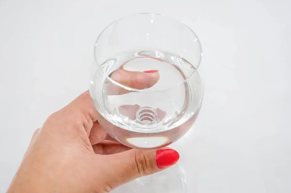 Verre Dans Une Main Féminine Sur Blanc Gros Plan — Photo