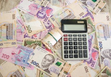 Ukrayna Hryvnia 'sı. Çok para. 500 hindiba ve bir hesap makinesi..