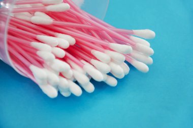 Mavi arka planda kulaklık var.